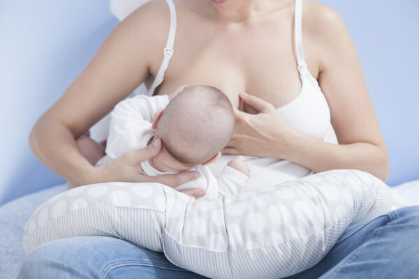 怎么喂母乳姿势才是正确的